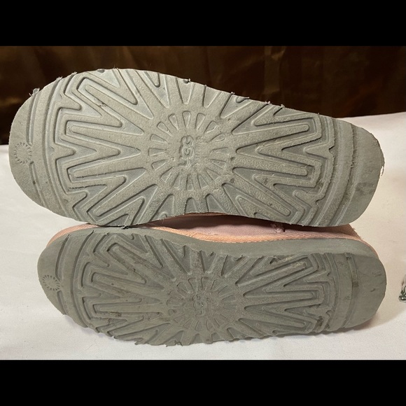 UGG Classic Short Boots - Picture 9 of 9